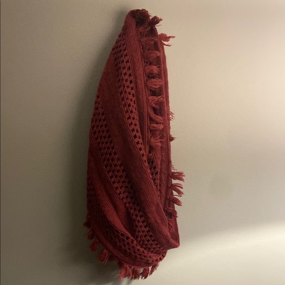 Cozy Black and Red Knit Scarves for Warmth - Picture 3 of 5